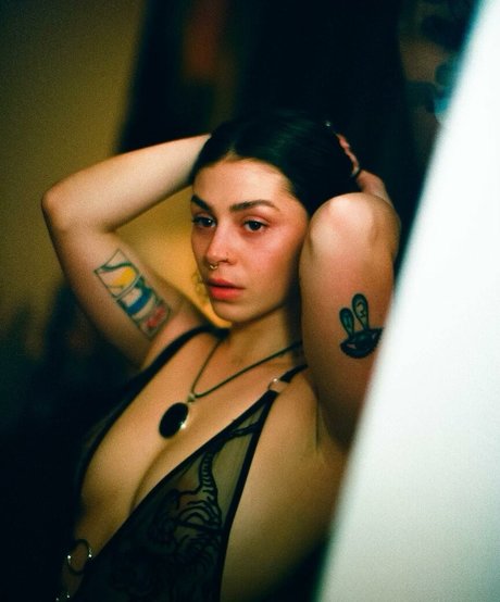 Emily Mello ホットなモデル 写真