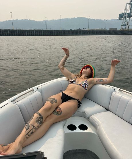 Emily Mello ヌードのポルノスター 写真