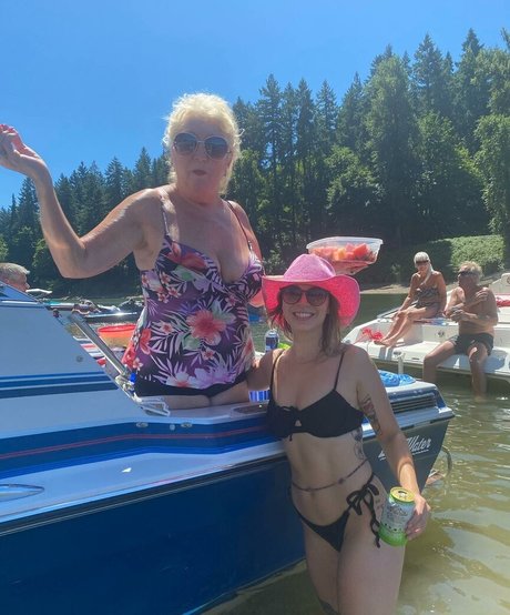 Emily Mello ポルノスター 無料 画像