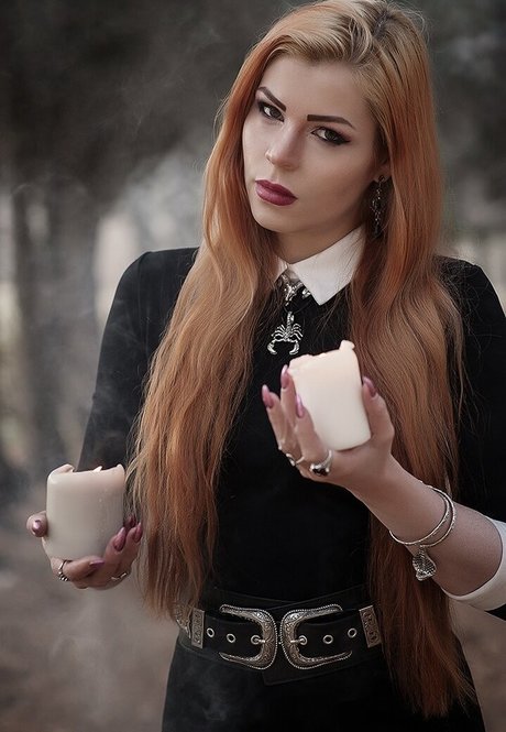 痩せた金髪の熟女OnlyFans ホットポルノ 画像