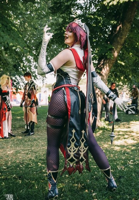 Anya Ichios 裸のスター ギャラリー