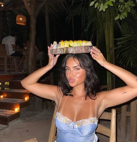 Claudia Tihan ヌードモデル 画像