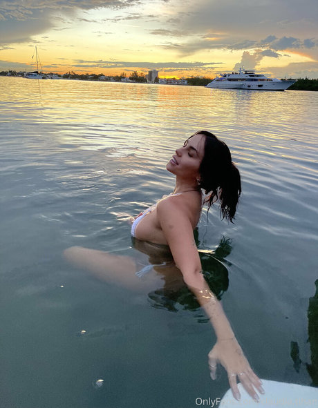 Claudia Tihan アートポルノスター ギャラリー