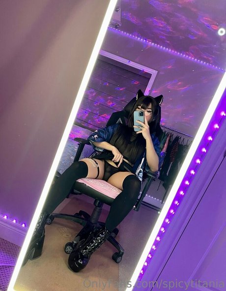 spicytitania 裸のモデル 写真