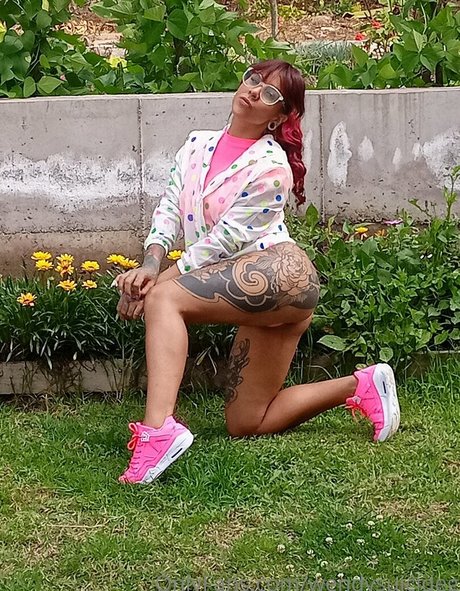 ブロンドヨガOnlyFans アートヌード 写真