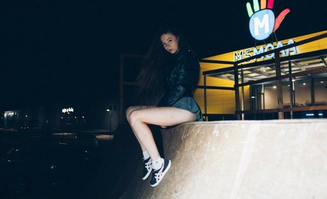 金髪の小柄なOnlyFans セクシーxxx 写真