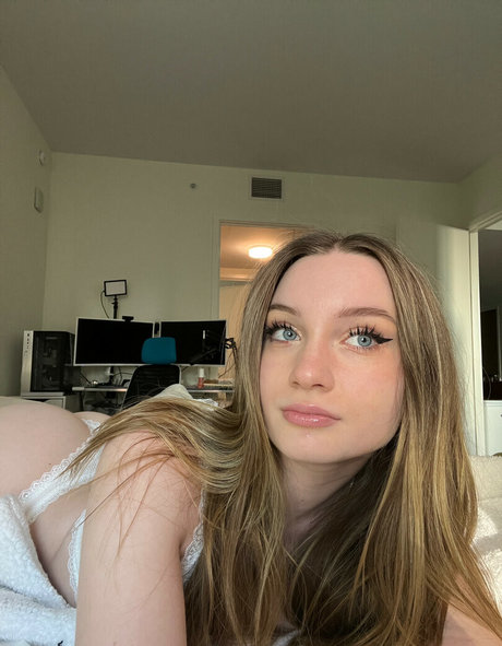 Comflly スター 裸 画像