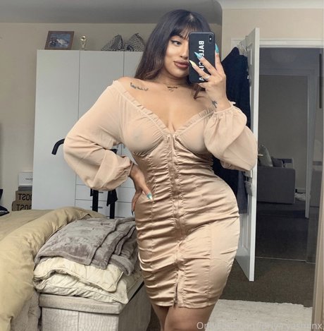 Priya Yasmin X ヌードスター 写真