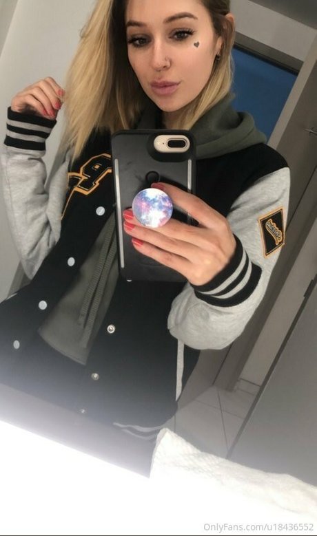 巨乳とお尻のOnlyFans 美しいヌード 写真