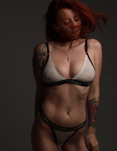 saramills631 アダルトスター 写真