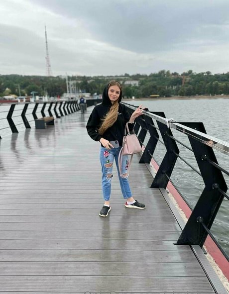 小柄なブロンドの熟女OnlyFans アダルト 画像