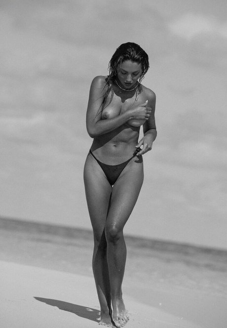 膨らみ OnlyFans アートヌード 写真