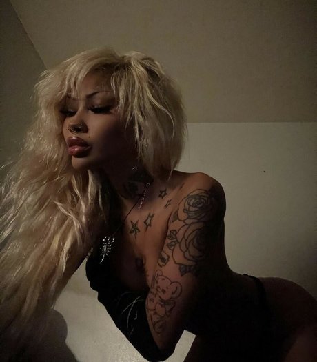 裸のトゥインクOnlyFans アートヌード 写真