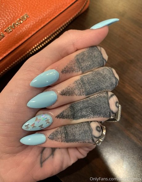 小柄なブロンドの熟女OnlyFans アダルト 写真