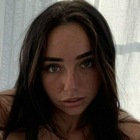 Maddie Neville セックスモデル 写真