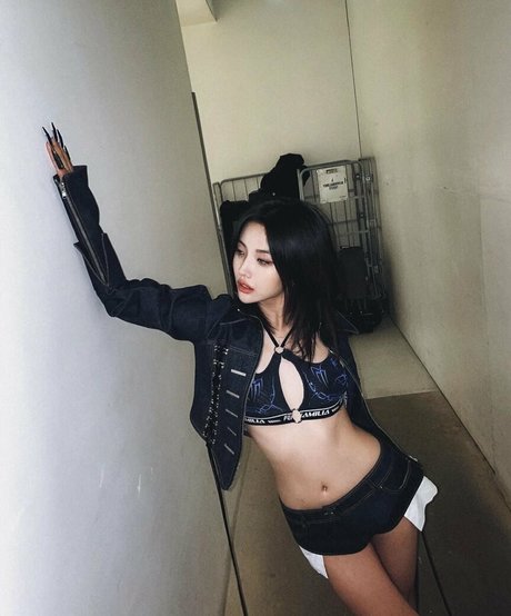 tiny pretty j ヌードモデル 写真