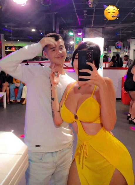 痩せた金髪の熟女OnlyFans セクシーヌード 写真