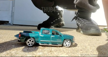 thug4sale 裸のモデル 写真