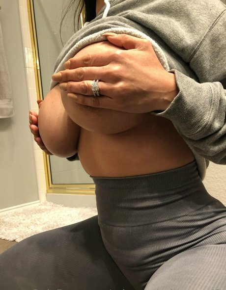 ariannathehousewife スター 裸 写真