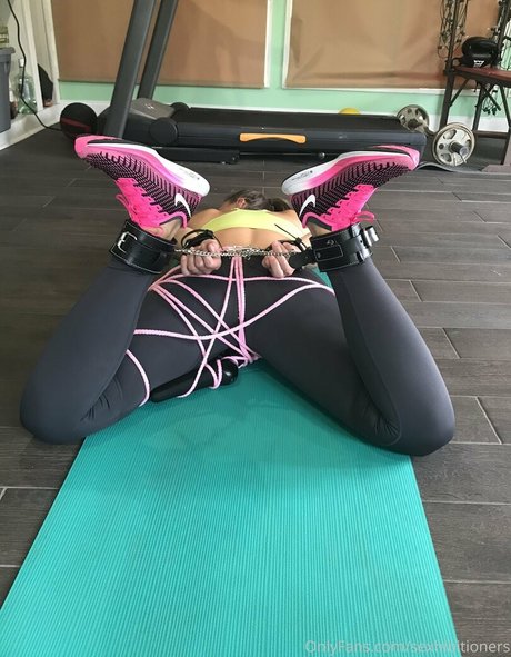 トゥワークオンリーファン セクシー裸 写真