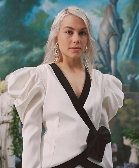 Phoebe Bridgers 無料女優 写真