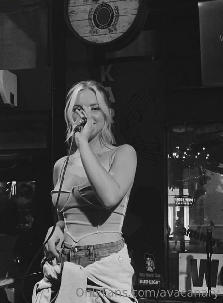 avacanary ポルノスター アダルト 写真