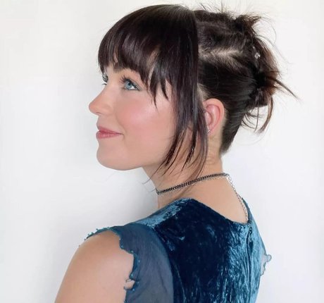 Mary Mouser ヌードスター 写真