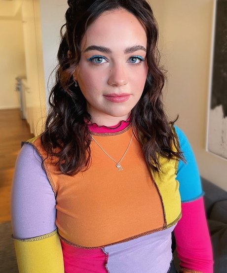 Mary Mouser ヌードモデル 画像