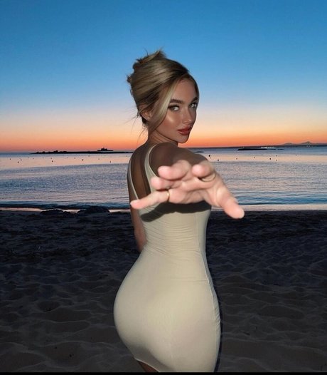 Antonia Freya Lydia 独占スター 画像