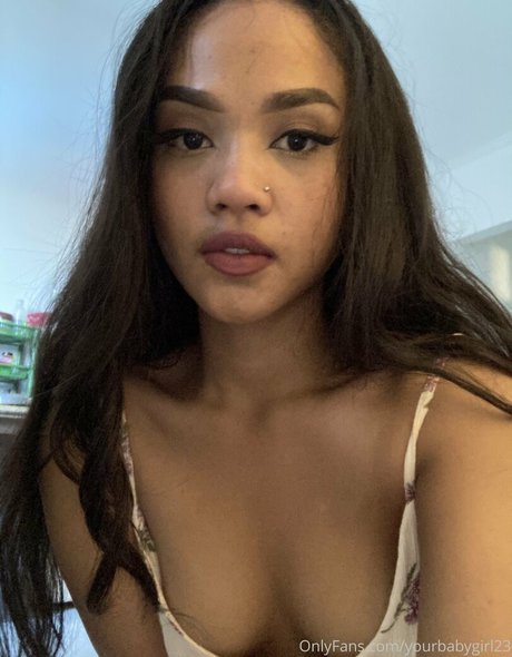 yourbabygirl23 美しいモデル 写真