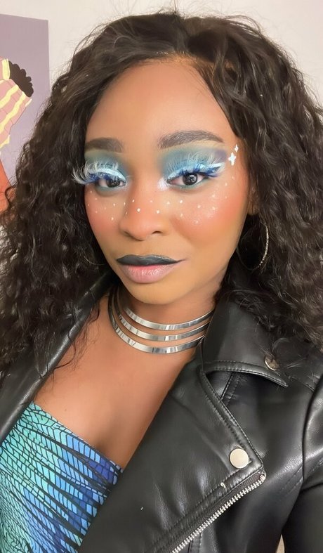 DefinedByKy エロティックなスター 写真