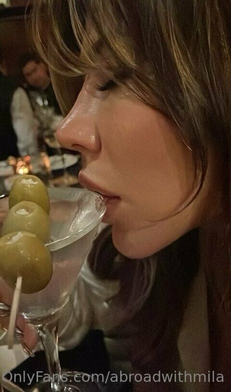 Abroadwithmila 美しいモデル 画像