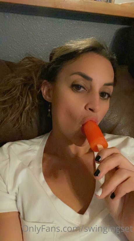 小柄なブロンドの熟女OnlyFans ホットヌード 写真