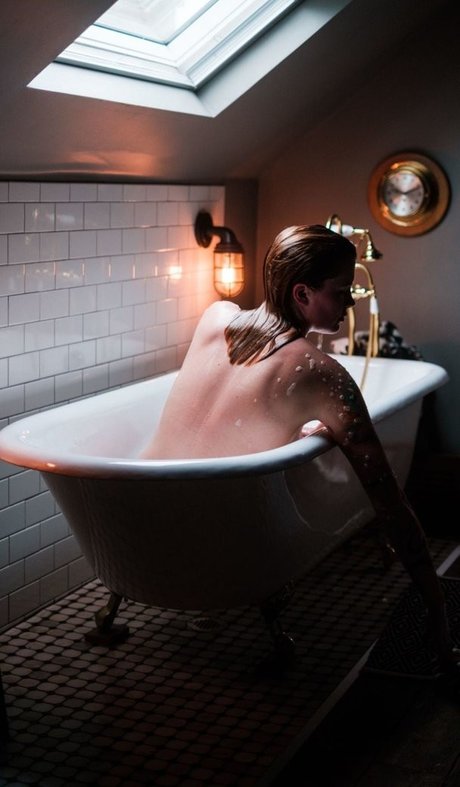 金髪ストリップOnlyFans ポルノグラフィック 画像