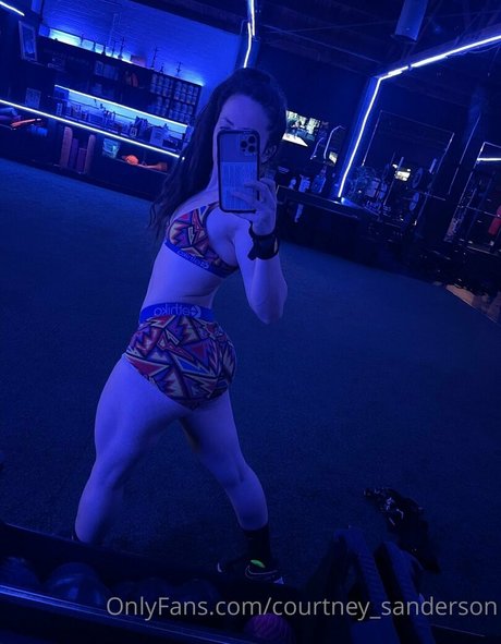 Courtney Sanderson HDモデル 写真