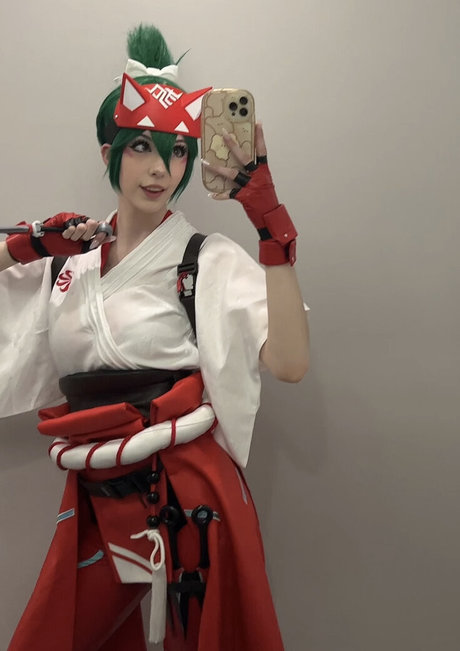 アジア人のタトゥー OnlyFans セクシー裸 写真