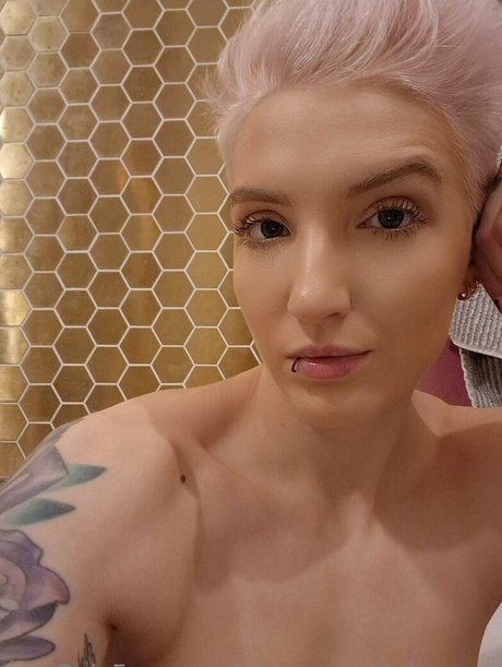 細身の巨乳OnlyFans ホット 画像