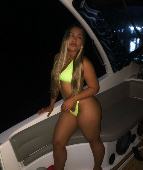 Ana Caroline 裸のスター 写真