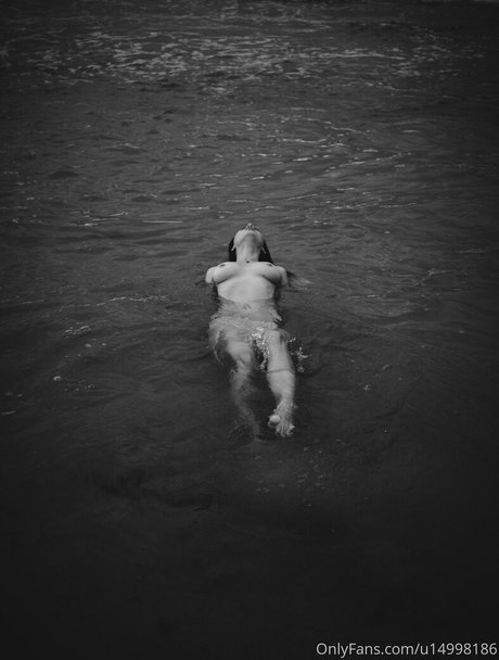 naked eve アダルトモデル 写真