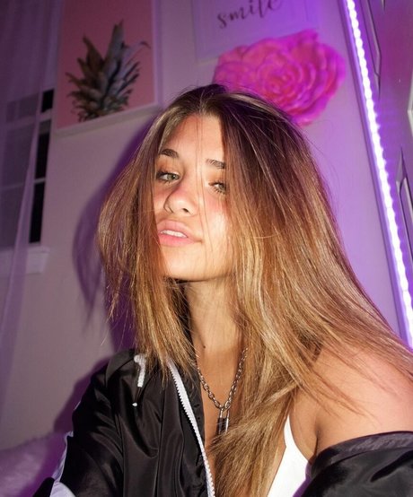 Nessa Barrett ポルノスター 裸 写真