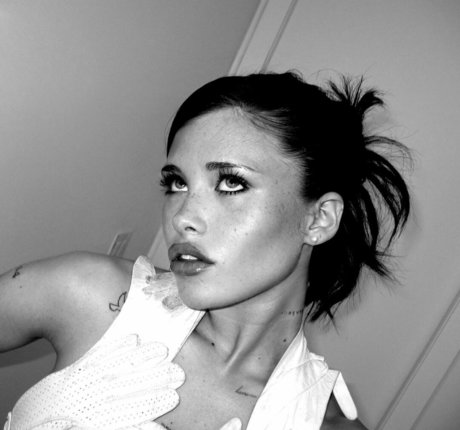 Nessa Barrett 可愛いモデル ギャラリー