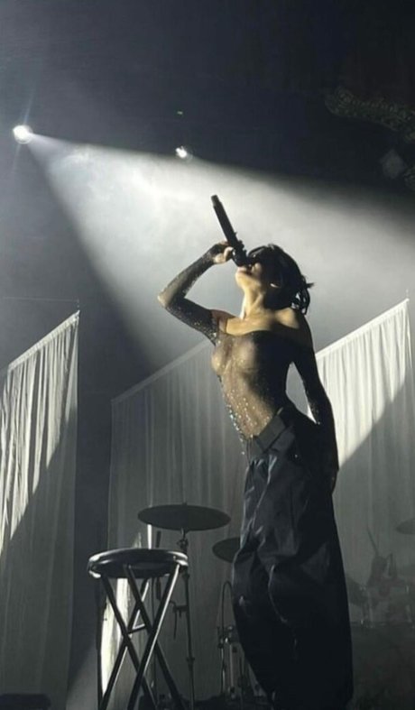 Nessa Barrett ポルノスター 独占 画像