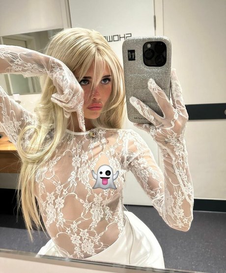 Nessa Barrett 美しいポルノスター 写真