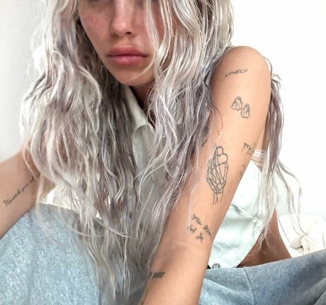 Nessa Barrett 素敵なモデル ギャラリー