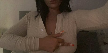 細身の巨乳OnlyFans セクシーヌード 画像