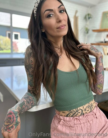 ブルネットの看護師OnlyFans ポルノ 画像