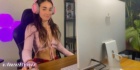 ティーンヌードOnlyFans ヌード ギャラリー