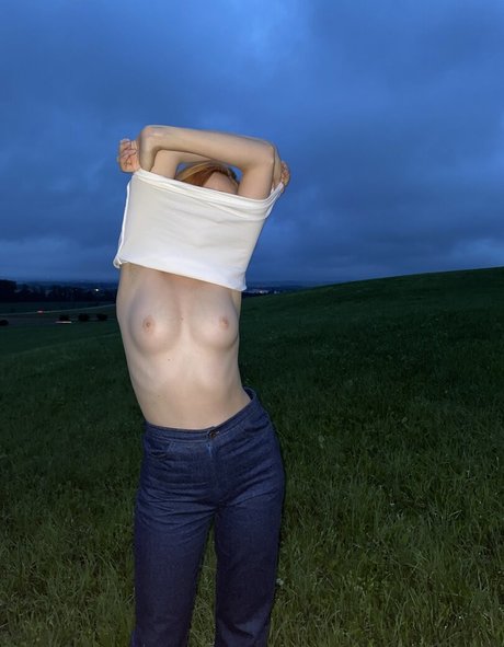 ランジェリーベイビーOnlyFans セクシー裸 写真