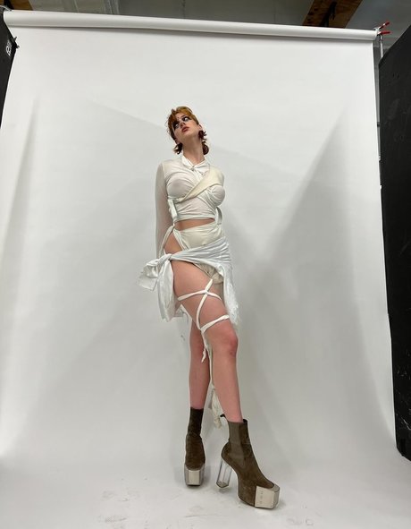 Tati Bruening 素敵なポルノスター ギャラリー