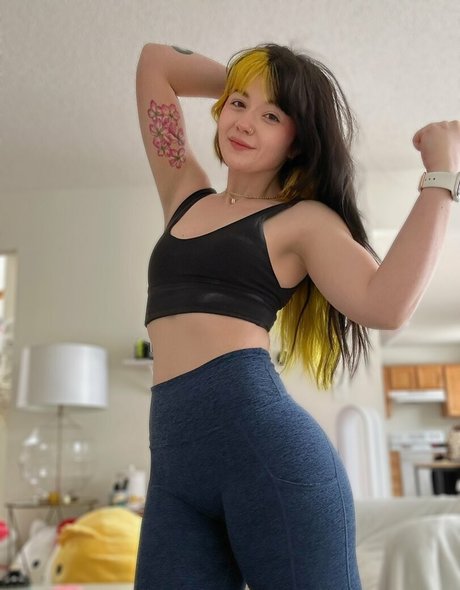 アジアンベイビーOnlyFans アート裸 写真